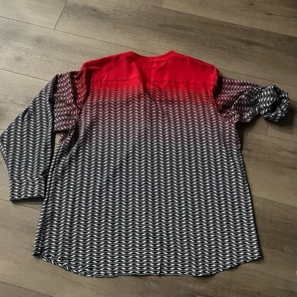 Calvin Klein Tunic Blouse Red Ombré Roll Tab Blouse V Neck Button Epaulets 2X - Picture 10 of 16